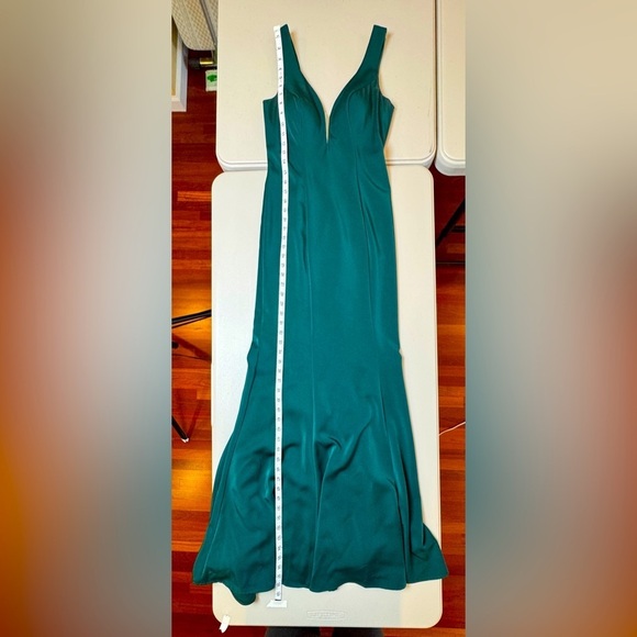 Samila & Company Emerald Green Gown – Size - 4 - Picture 2 of 12